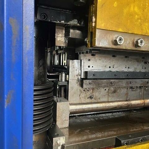 LORENZ BRM50/1720.21-WD-SW-ZW  Metal Processing Sheet metal working / shaeres / bending Straightening Machine - Cold Plate 6 HI High-performance straightening machine with 21 rolls for fine
straightening work of steel or non-ferrous metals. Machine has 23 intermediate
rolls and 18 support points. Working rolls are adjustable with DRO in 0,01 mm.
Main Gearbox was renewed in 2021. Germany