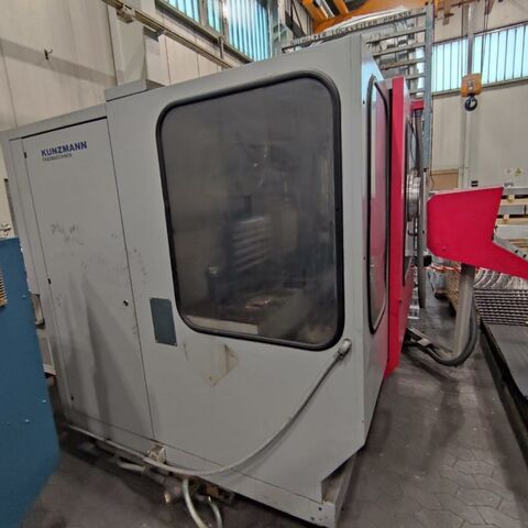 KUNZMANN WF 9 CNC TNC 426 Metal Processing Boring mills / Machining Centers / Drilling machines Machining Center - Universal Machine has a Heidenhain TNC 426 control and an additional universal table.
Machine has electronic hand wheels in all three axes. Germany