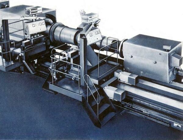 WMW DXW 1000/4  Metallbearbeitungsmaschinen Drehmaschinen Walzendrehmaschine Schwere Walzendrehmaschine mit 4 Bahnen Bett und zwei Supporten.
Maschine ist ohne Elektrik,vorbereitet für eine Modernisierung. Bis auf die
Elektrik ist die Maschine komplett. Deutschland