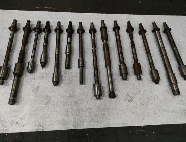 HECKERT   Other Accessories for Machine Tools Other accessories for machine tools Milling tools 14 pieces arbors for milling tools and 4 steadies, 2 for FU 400 (84 mm hole
dia.), 1 for FU 315 (70 mm hole dia.) and one small one (35 mm hole dia.). Germany