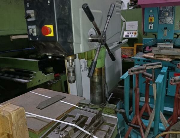 FLOTT P 30 ST  Metal Processing Boring mills / Machining Centers / Drilling machines Drilling Machine Machine can work left and right turning.. Germany